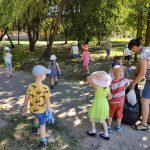 dzieci zbierają śmieci na osiedlu T. Kotarbińskiego w Zabrzu